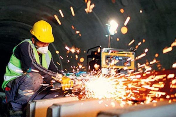 Sanayi üretimi Temmuz'da beklenenden yüksek çıktı