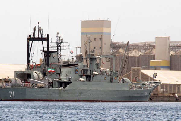 İran savaş gemileri ABD uçak gemisi yakınında füze fırlattı