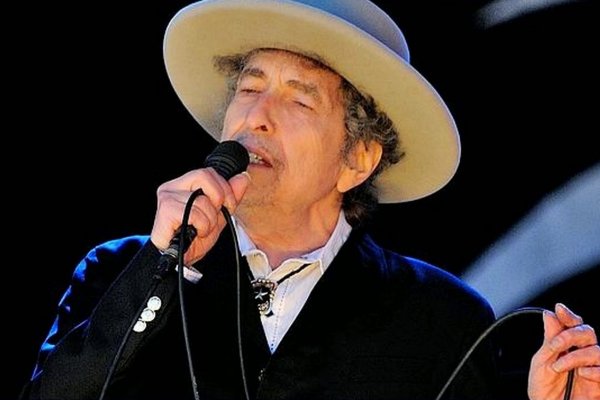 Bob Dylan vazgeçti, Nobel ödülünü alacak