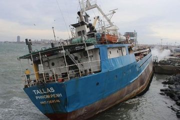 İstanbul'da hayalet gemi sahile vurdu