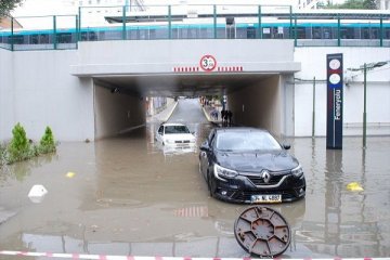 İstanbul'da yağmur sonrası şu taşkınları yaşanıyor